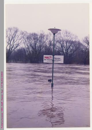 Überschwemmte Pritsche des Casseler Frauen-Ruder-Vereins beim Fuldahochwasser im Februar 1984