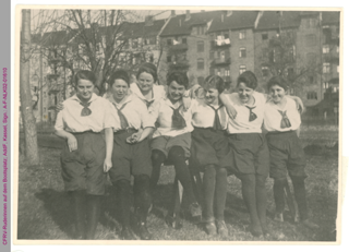 Ruderinnen des Casseler Frauen-Ruder-Vereins auf dem Bootsplatz