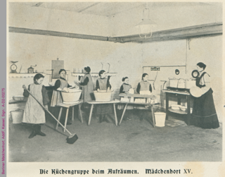 Küchengruppe in einem Berliner Mädchenhort beim Abwaschen