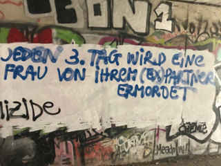 Fotos von Graffitis zu Femiziden in Leipzig