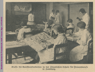 Schülerinnen der Kunsthandarbeitsklasse an der Staatlichen Schule für Frauenberufe, Hamburg