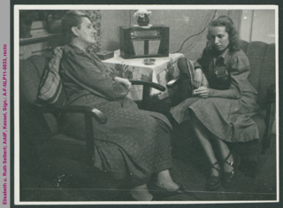 Elisabeth Selbert mit ihrer zukünftigen Schwiegertochter Ruth, 1948-49