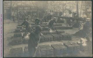 Arbeiterinnen in einer Gießerei