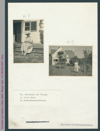 Fotokarton mit Aufnahmen Dorothee von Velsens vor ihrem Haus in Ried