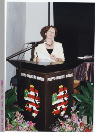 Ingrid Langer am Rednerinnenpult der Universität Marburg